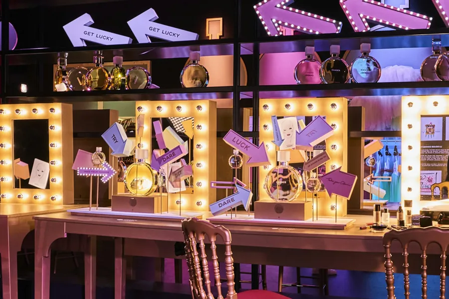 CHANEL Le Grand Numéro: cabaret set for CHANCE with dressing-table mirrors, light bulbs and a wheel of fortune