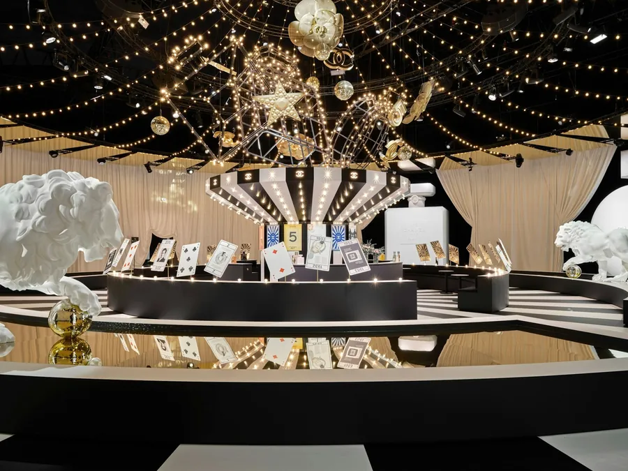 CHANEL Le Grand Numéro: the central ring with white sculptures under a glittering sky of lights and stars